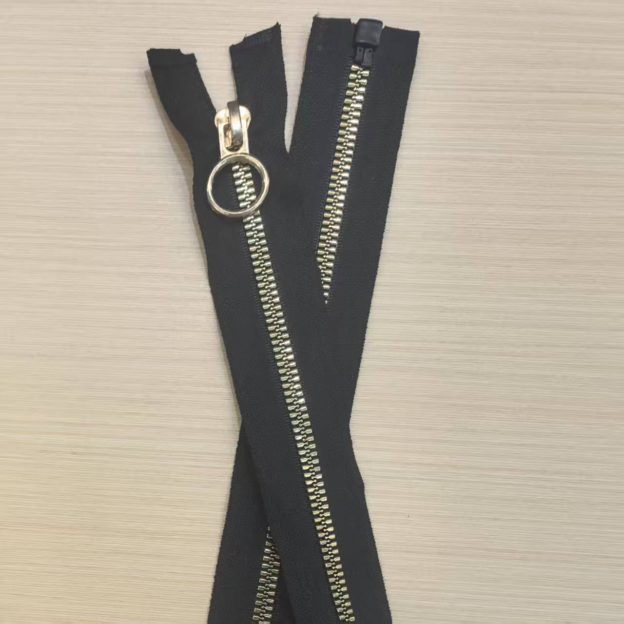 亚光黑带银齿防水拉链