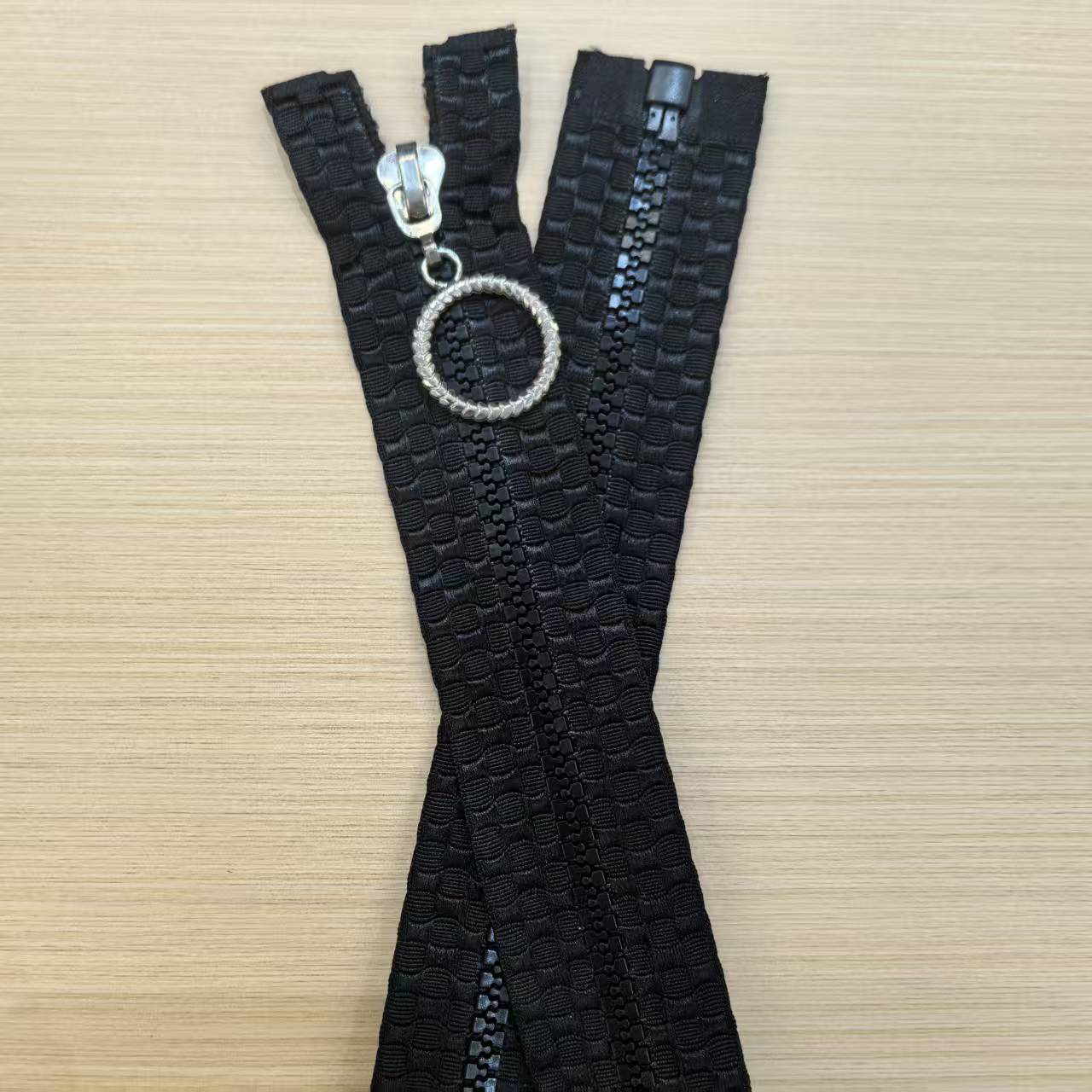 黑带金齿圆环拉链