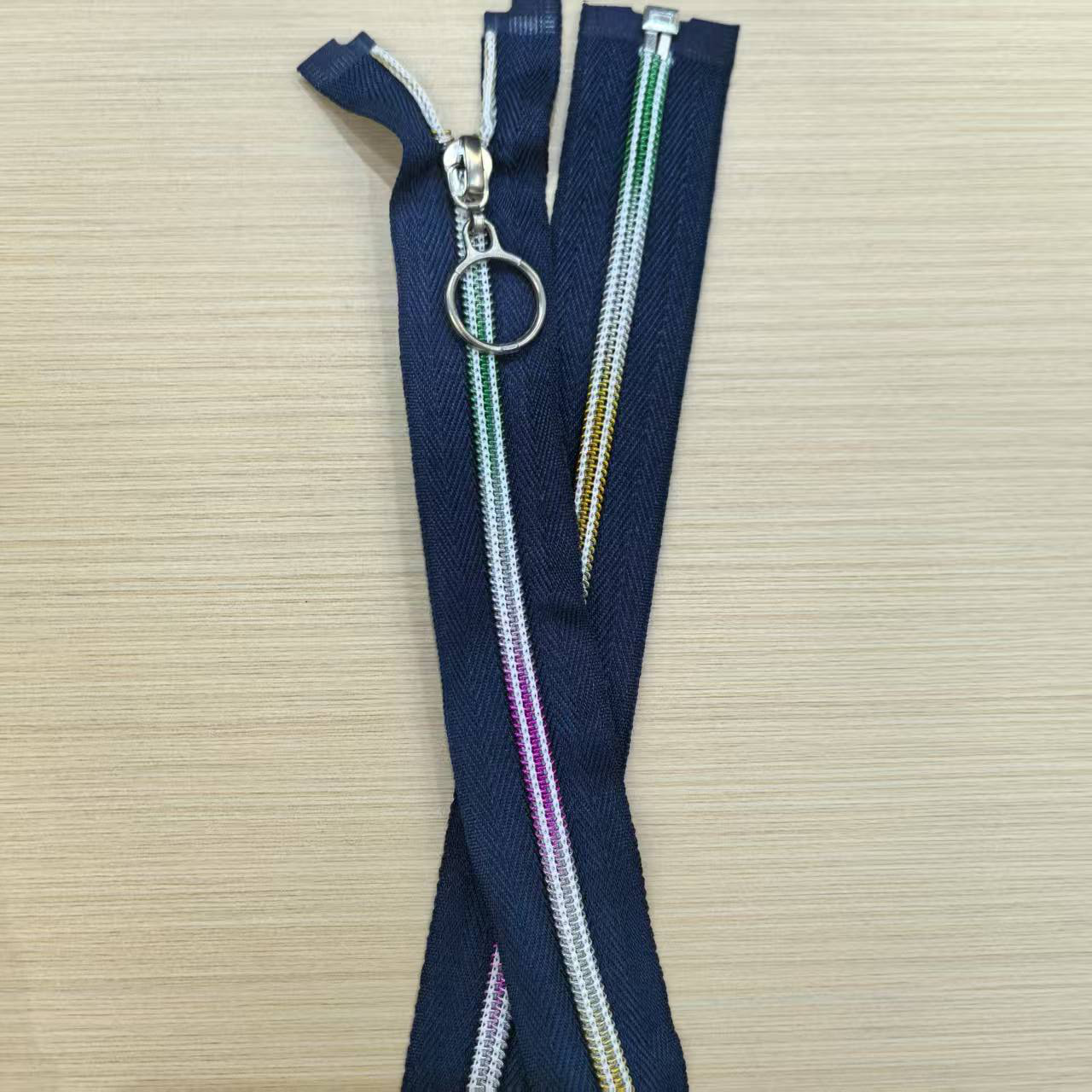 黑带白细条功能拉链